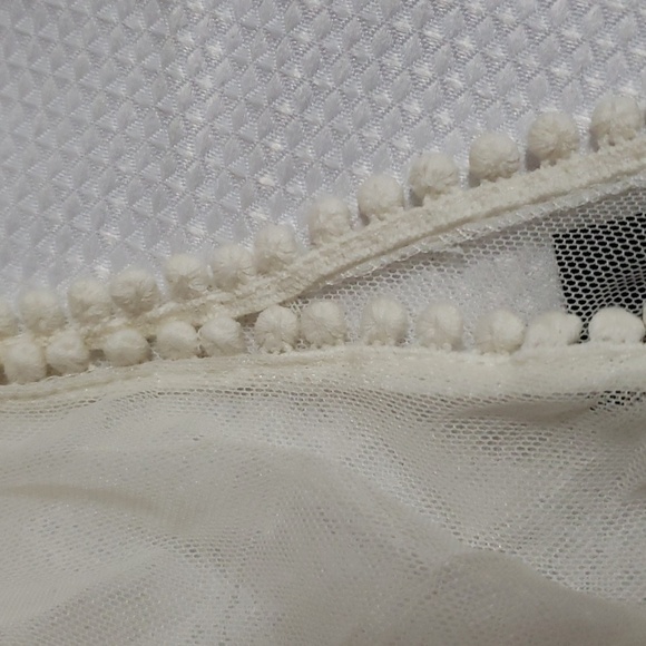Absolutely Famous. NWT. Cute White, Polyester Lace Detail & Rayon Top.  Size 3X - Picture 4 of 15